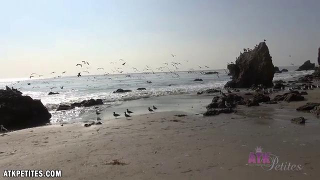 Брюнетка с голым телом ебется в жесткой форме